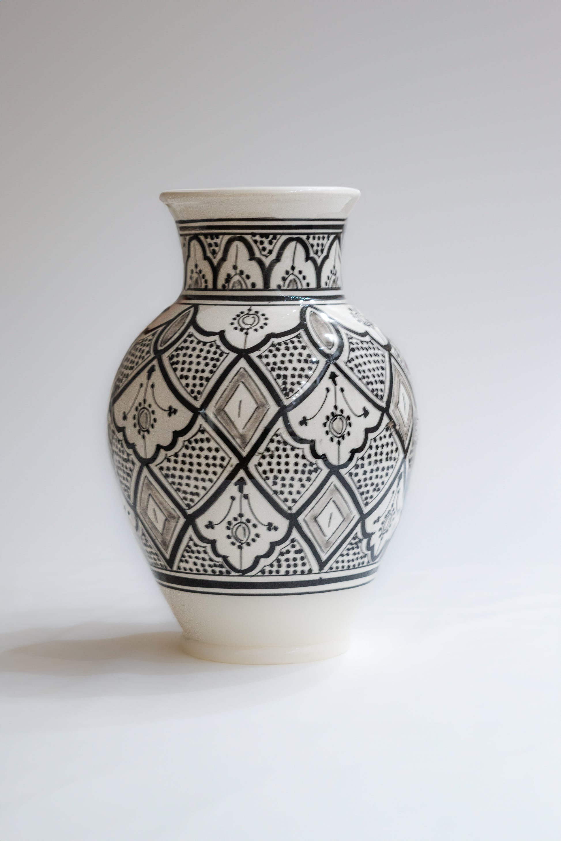 vase artisanal marocain noir et blanc ceramique