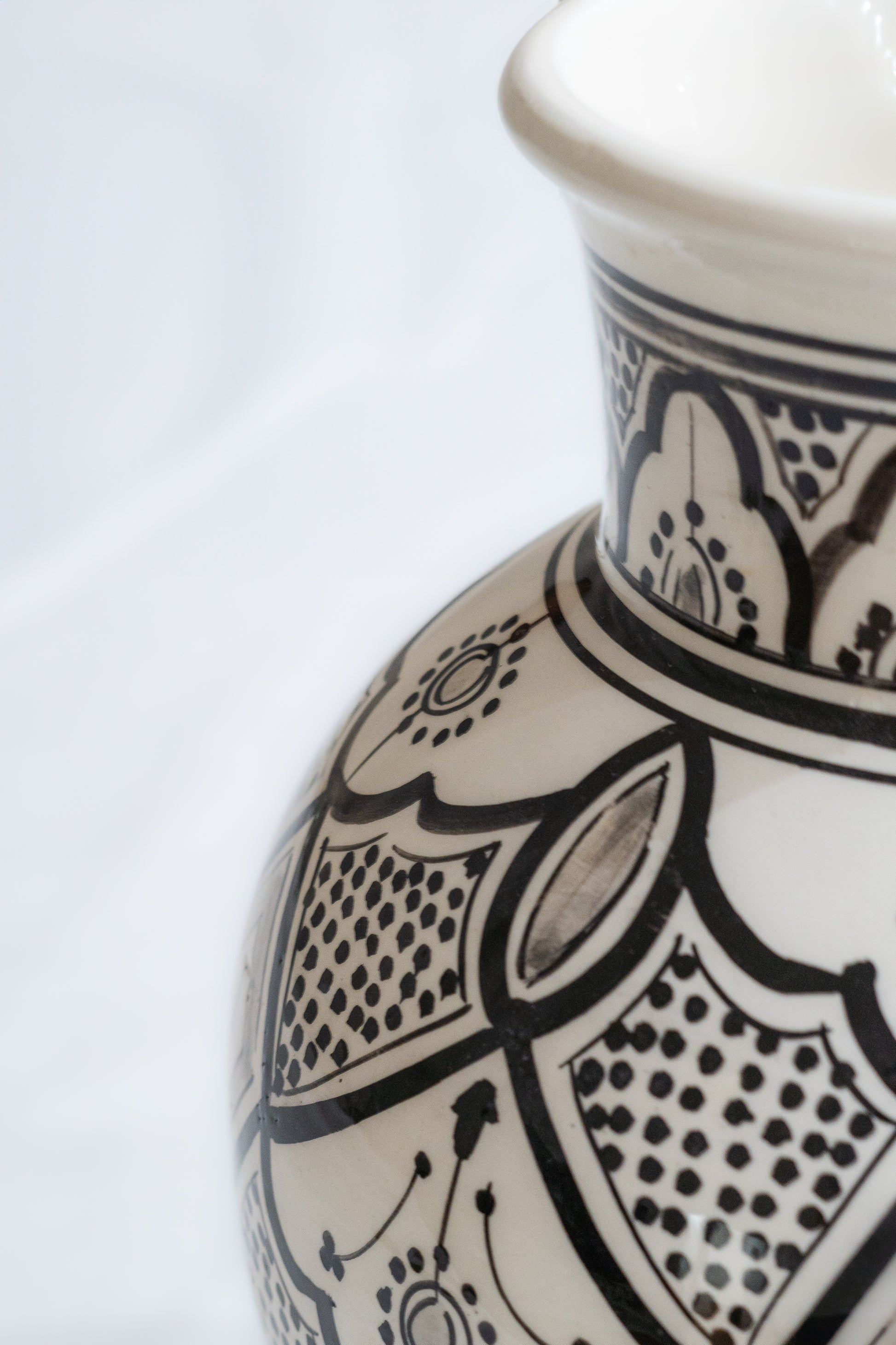 vase marocain ceramique artisanal marocain noir et blanc