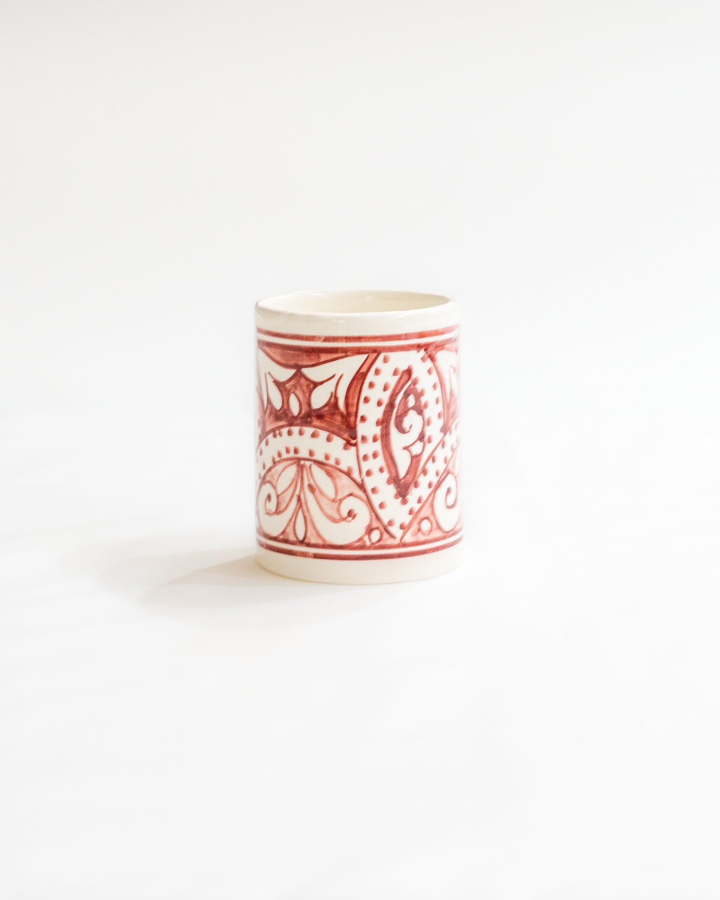 Piece elegante de decoration pour maisons vase bordeaux avec un eclat de motifs marocains evoquant une atmosphere orientale.