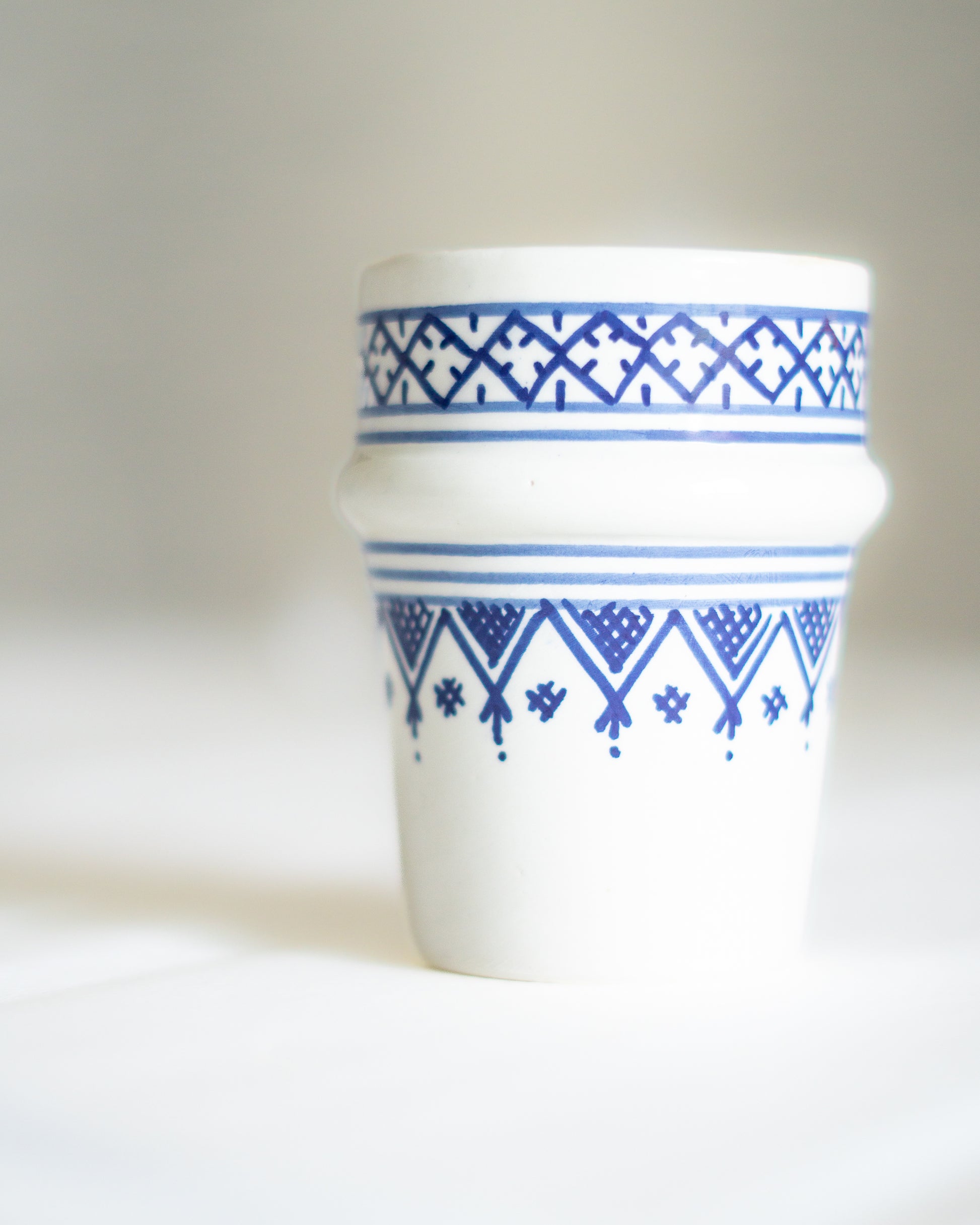 verre beldi artisanal marocain bleu et blanc
