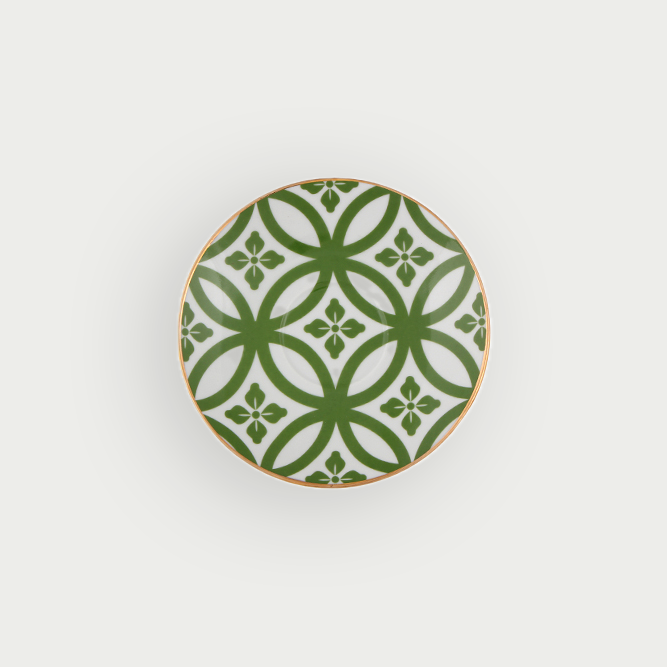 Assiette plate de 20cm inspirée par l'éclat et l'authenticité du Maroc, avec des motifs en or véritable.
