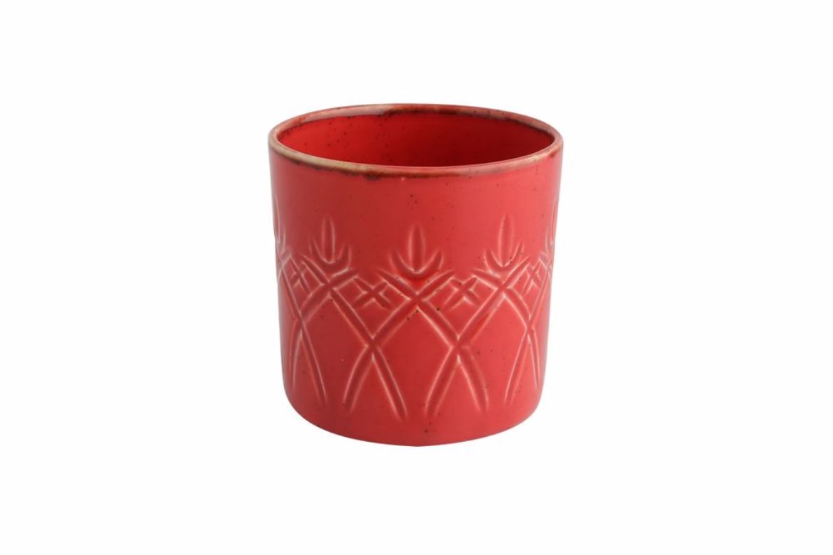 Élégance et éclat du Maroc incarnés dans ce verre rouge à reliefs pour une décoration authentique.