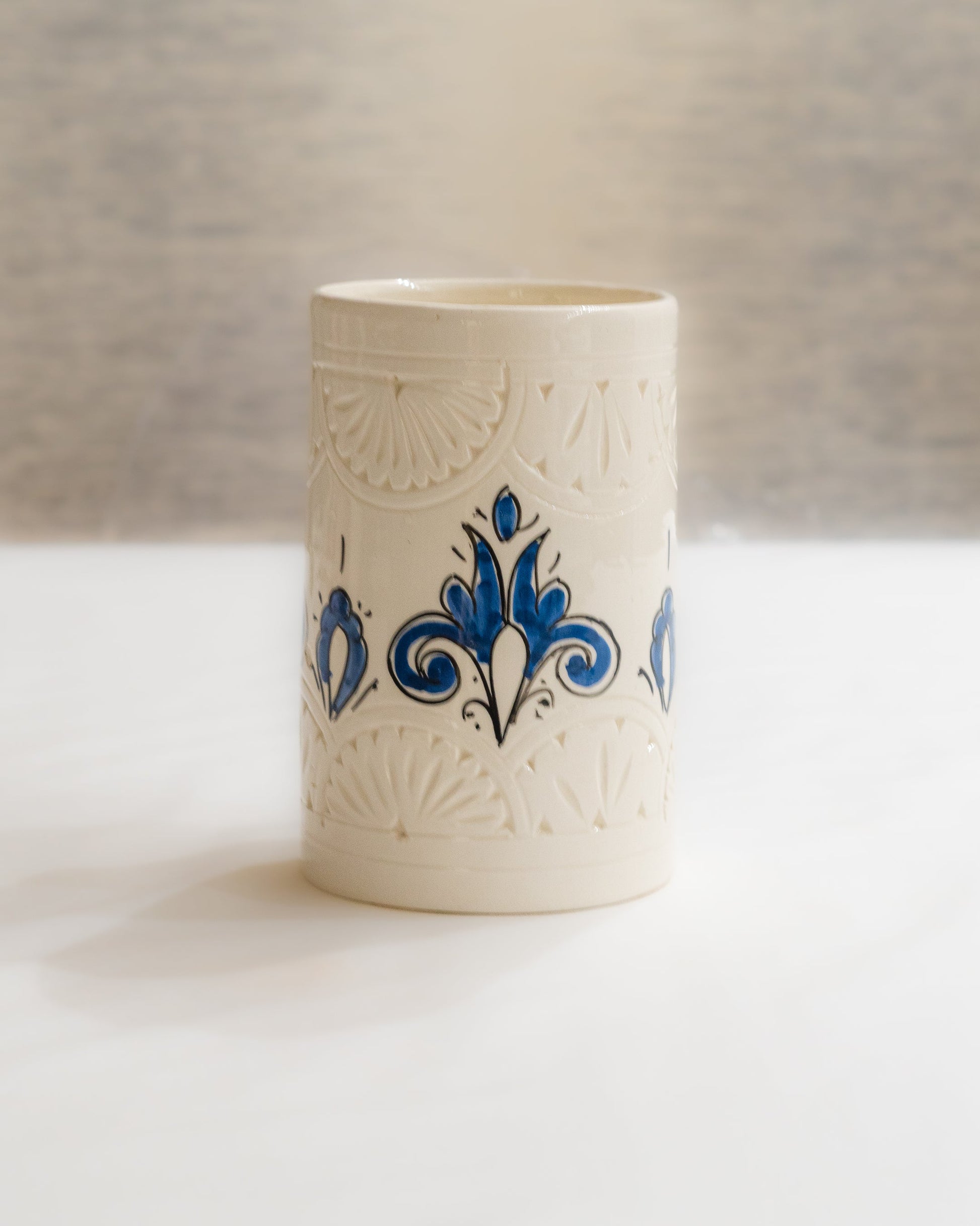 Vase en ceramique artisanal blanc avec motifs bleu marocain