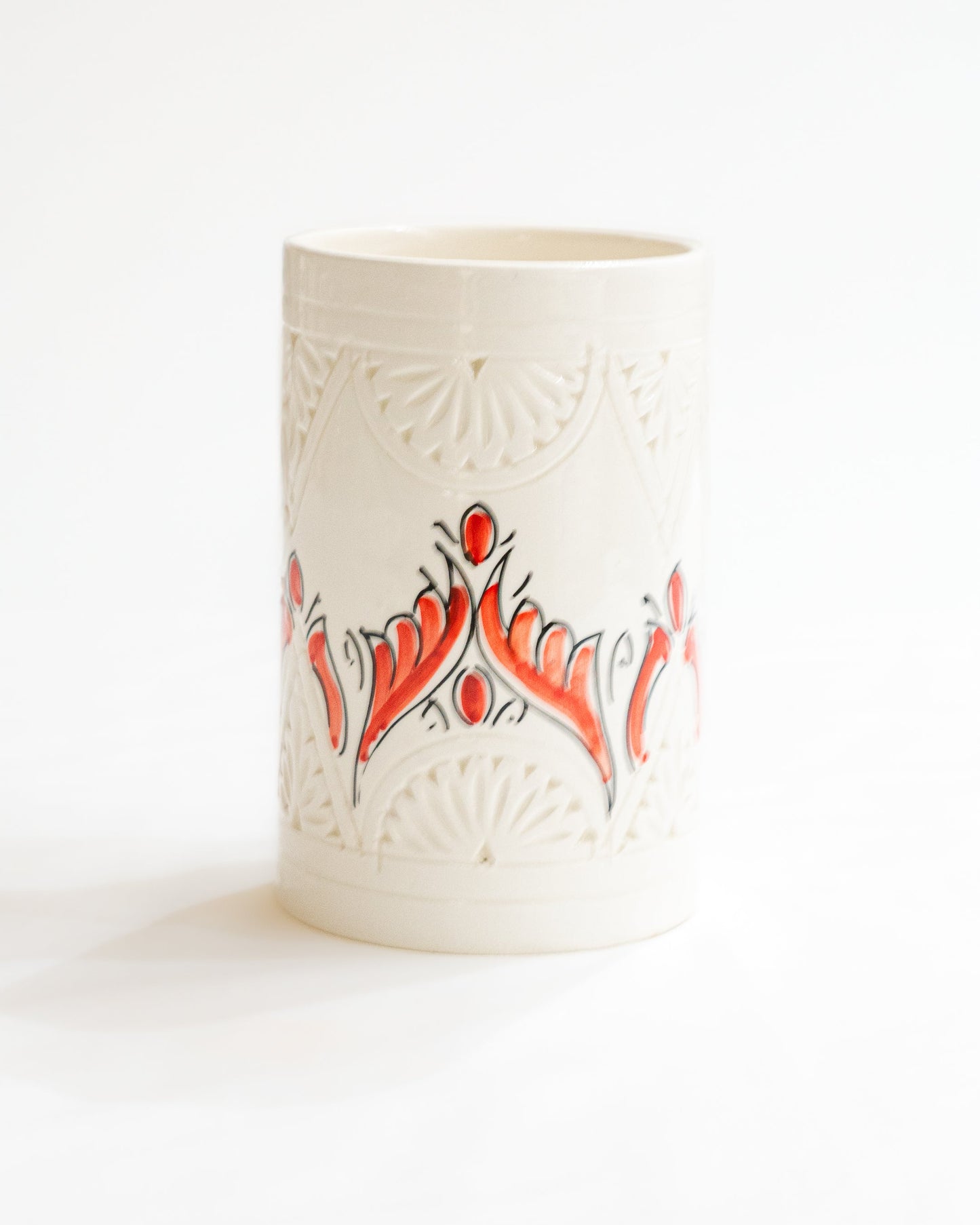 Vase en ceramique artisanal blanc avec motifs rouge marocain