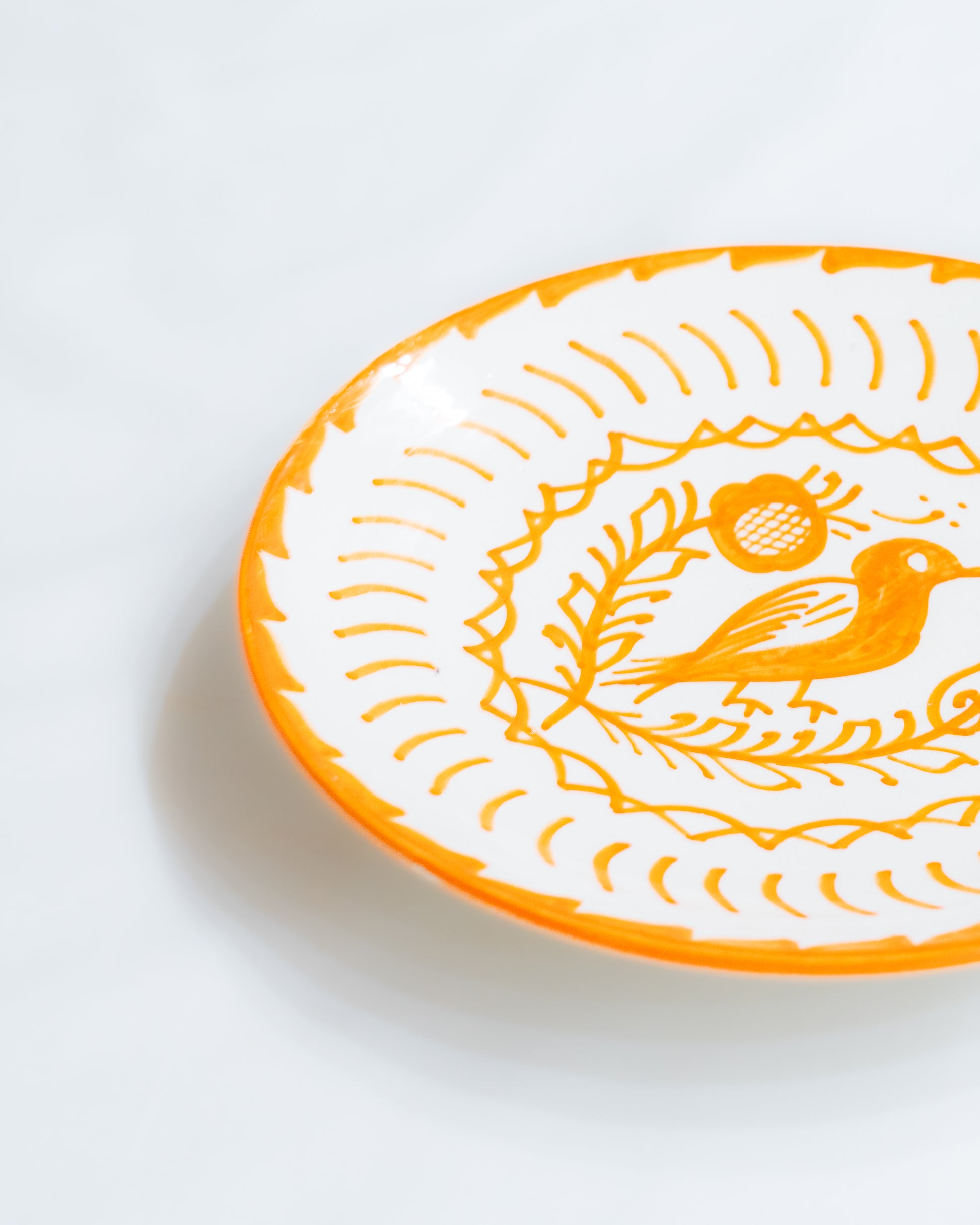 assiette en ceramique blanche et jaune motifs bird