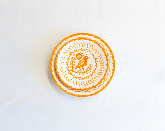 Assiette en céramique blanche et jaune du maroc peinte a la main avec une couleur orange eclatante refletant lauthenticite de lartisanat traditionnel