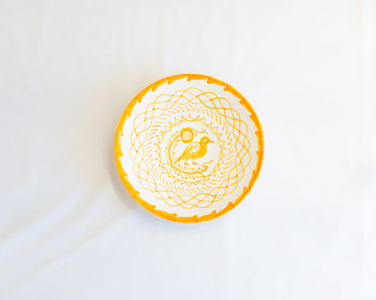 Assiette en céramique blanche et jaune du Maroc peinte a la main en jaune pour une atmosphere authentique dans la decoration de maisons