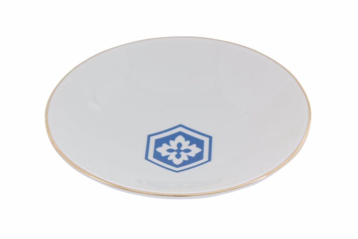 Chef dœuvre de decoration pour maisons cette assiette a motifs bleus emprunte leclat de la tradition marocaine offrant une atmosphere dauthenticite sur la table