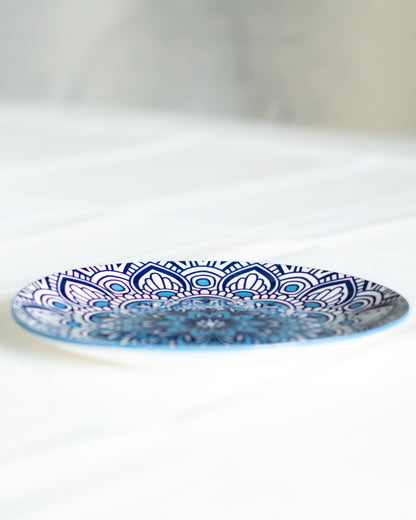 Éthique et traditionnelle cette assiette bleue de Chefchaouen en porcelaine capture l'atmosphère magique du Maroc, parfaite pour embellir la décoration de n'importe quelle maison