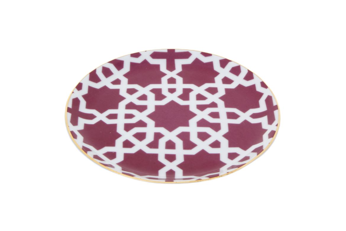 Assiette bordeaux inspiree du Maroc avec des motifs en or veritable capturant la decoration maisons traditionnelle et leclat du pays