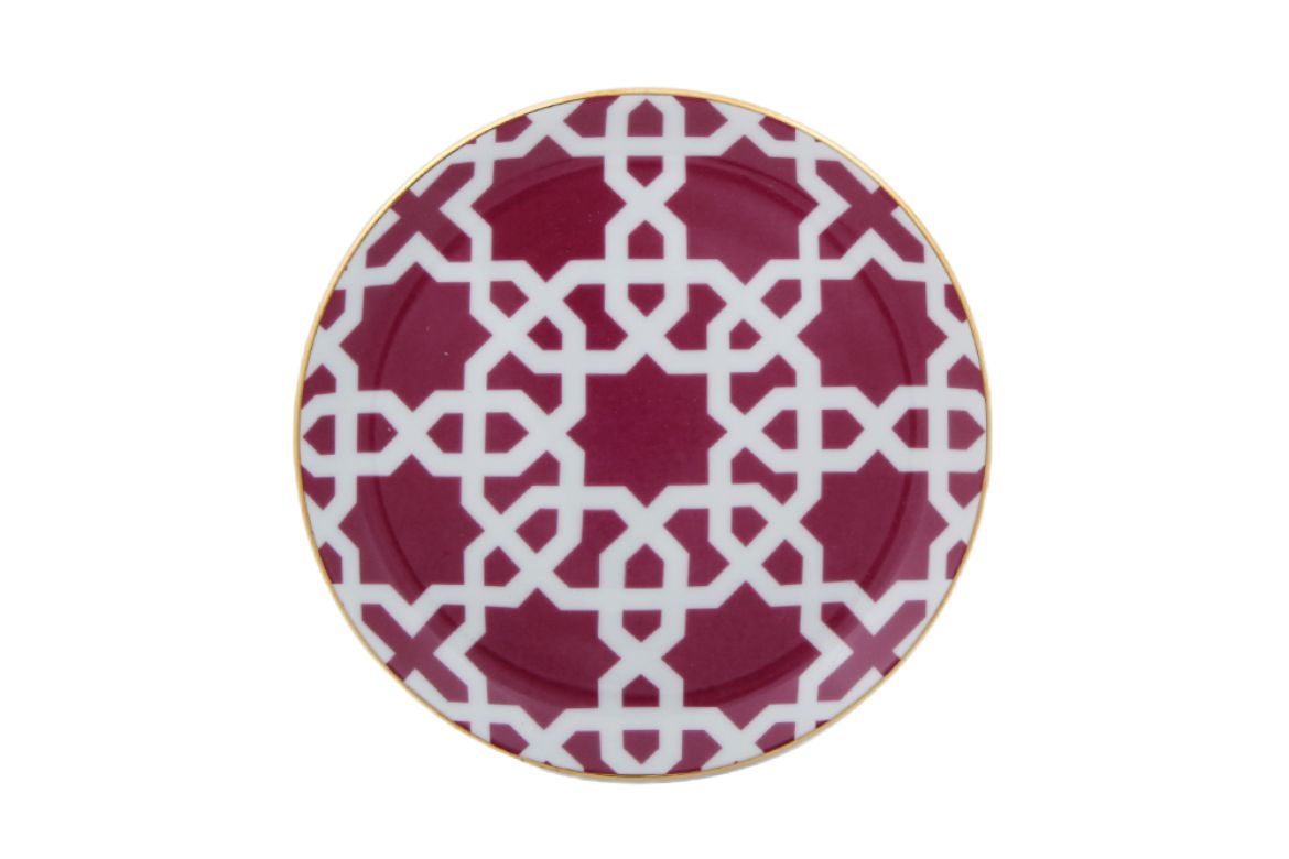 Une assiette plate de 17 cm avec une couleur bordeaux profond et des motifs dores refletant leclat et lauthenticite de latmosphere marocaine