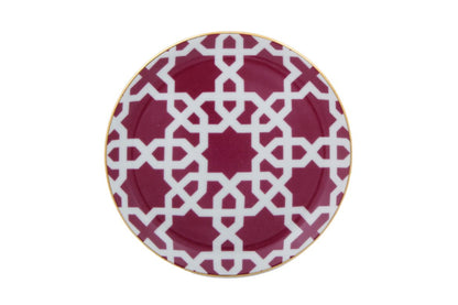 Une assiette plate de 17 cm avec une couleur bordeaux profond et des motifs dores refletant leclat et lauthenticite de latmosphere marocaine