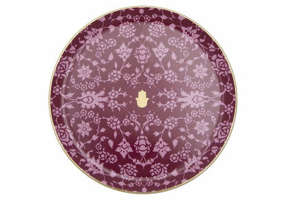 assiette plate bordeaux avec motifs ethiques du Maroc refletant une atmosphere dauthenticite et un eclat unique