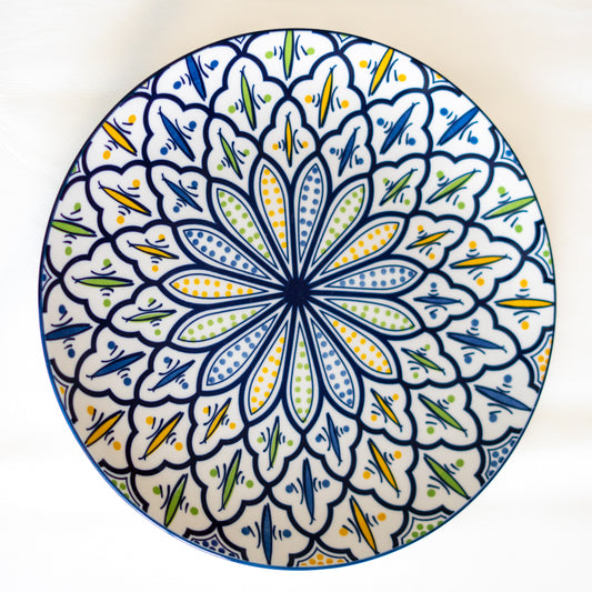 assiette en porcelaine avec des motifs géométriques du Maroc évoquant une atmosphère authentique et un éclat distinctif pour la décoration de maisons