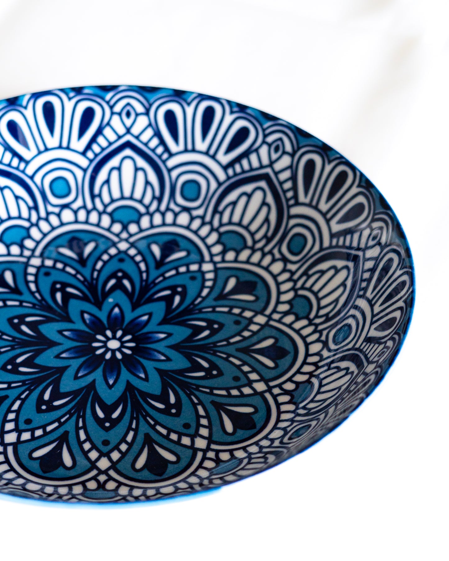 assiette en porcelaine Chefchaouen de 20 cm illustrant l'authenticité marocaine avec un éclat de bleu profond