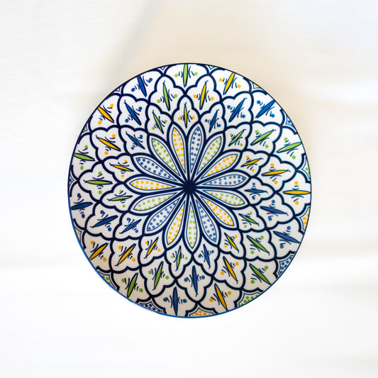 assiette en porcelaine avec motifs géométriques inspirés du Maroc ajoutant éclat et authenticité à la décoration de vos tables