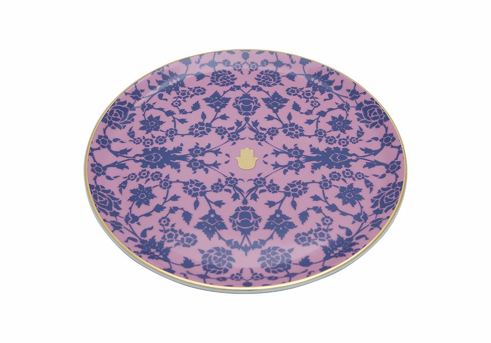 eclatante assiette rose de la collection glamour illustrant une atmosphere marocaine avec ses motifs ethiques et authentiques