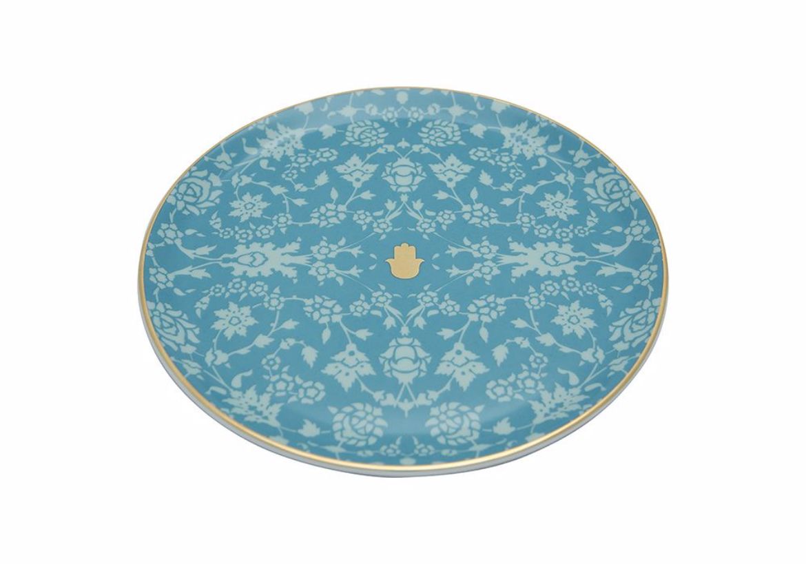 eclatante assiette en porcelaine avec motifs ethiques rappelant lauthenticite de la décoration marocaine