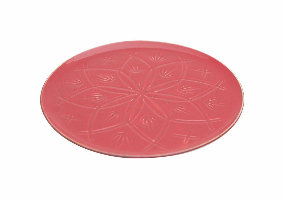 eclat dune assiette rouge  de 32 cm avec reliefs capturant latmosphere du Maroc et enrichissant la decoration des maisons avec authenticite