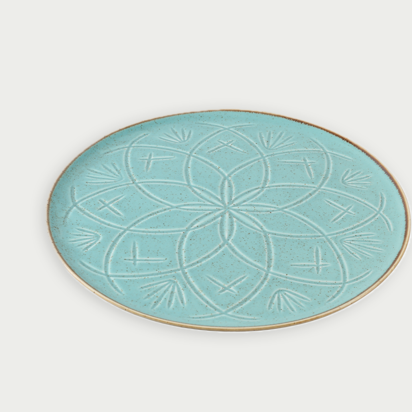 Assiette en email turquoise de 27 cm avec un relief subtil evoquant lauthenticite et latmosphere des décors de maisons au Maroc