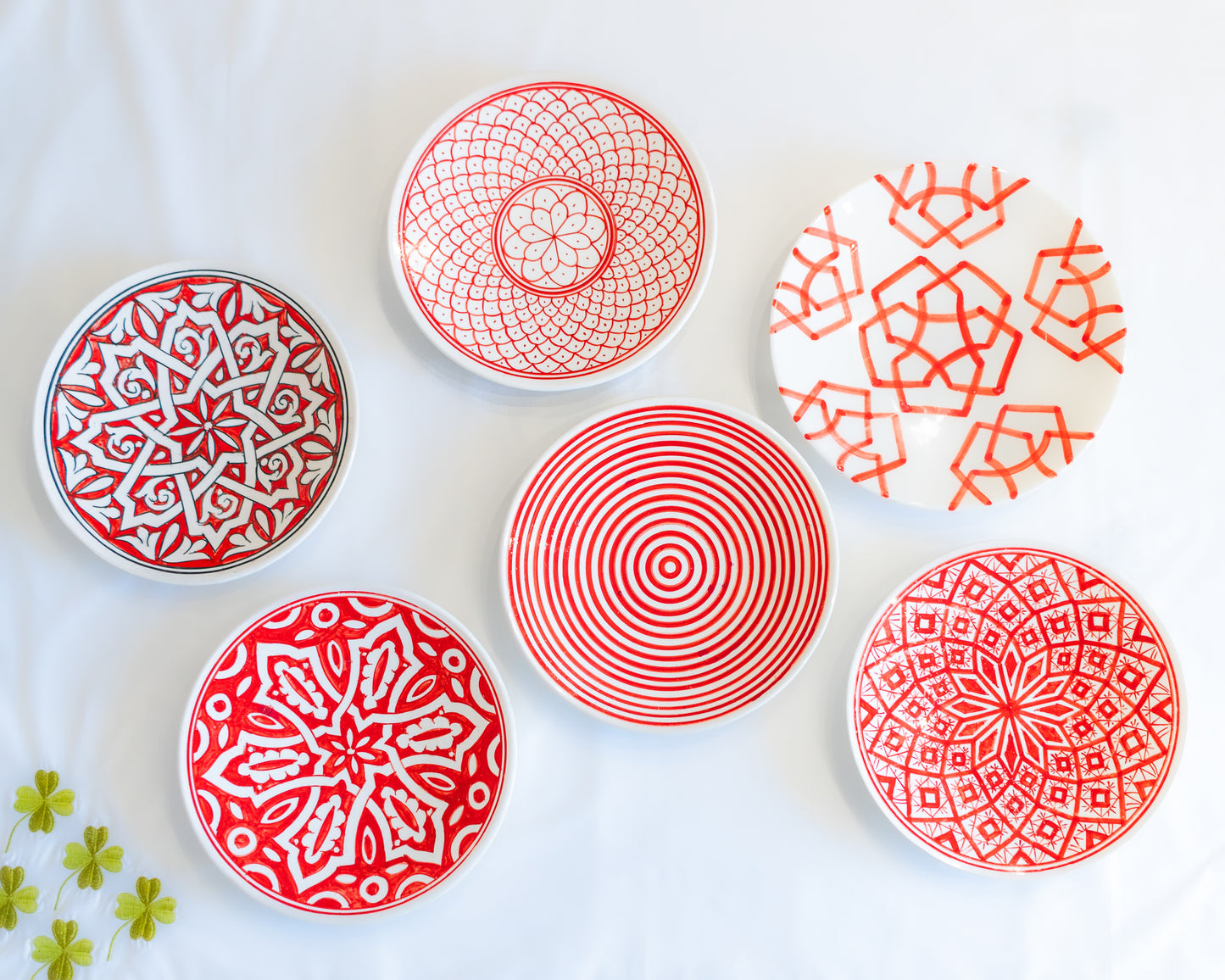 assiette rouge ceramique artisanale motifs marocain