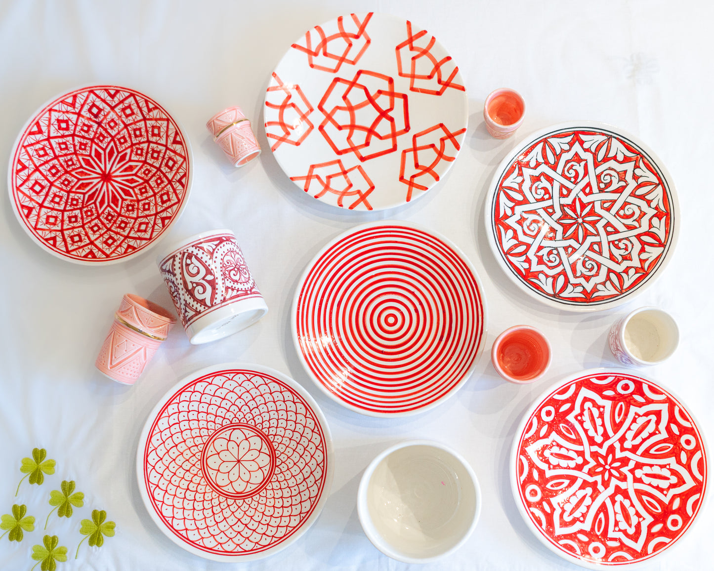 assiette rouge ceramique fait main motifs marocain