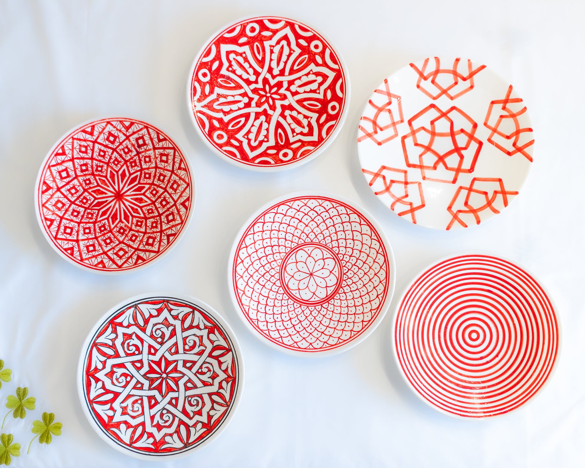 assiette rouge et blanc ceramique fait main motifs marocain