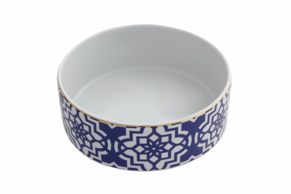 Bol en porcelaine orne de motifs bleu majorelle et dor veritable refletant latmosphere chaleureuse du Maroc