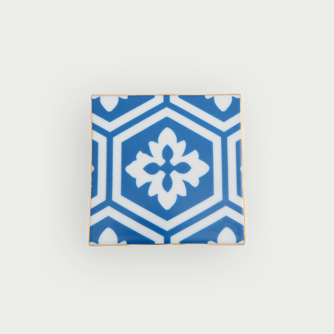 Dessous de verre evoquant lauthenticite du Maroc avec motifs bleus ajoutant un eclat exotique à la decoration des maisons