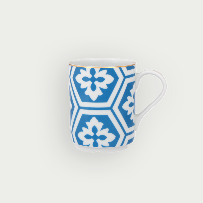 mug à motifs bleus capturant lauthenticite et latmosphere chaleureuse des interieurs marocains