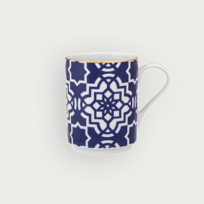 Mug en porcelaine orne d'un motif bleu majorelle evoquant leclat et lauthenticite de la decoration marocaine