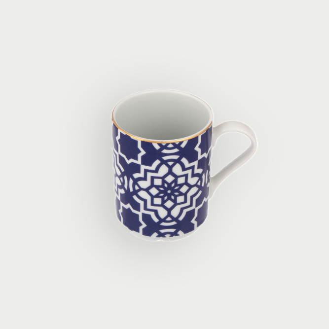 Mug à motifs inspires de la tradition marocaine capturant latmosphere mystique de lorient avec un eclat dore véritable