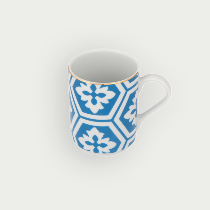 Mug en porcelaine refletant leclat du Maroc avec des motifs bleus inspires de la decoration des maisons traditionnelles marocaines