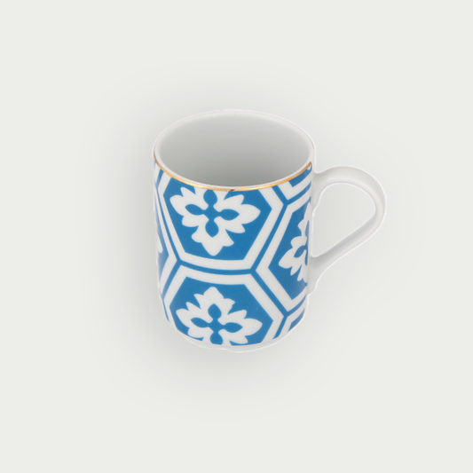 Mug en porcelaine refletant leclat du Maroc avec des motifs bleus inspires de la decoration des maisons traditionnelles marocaines