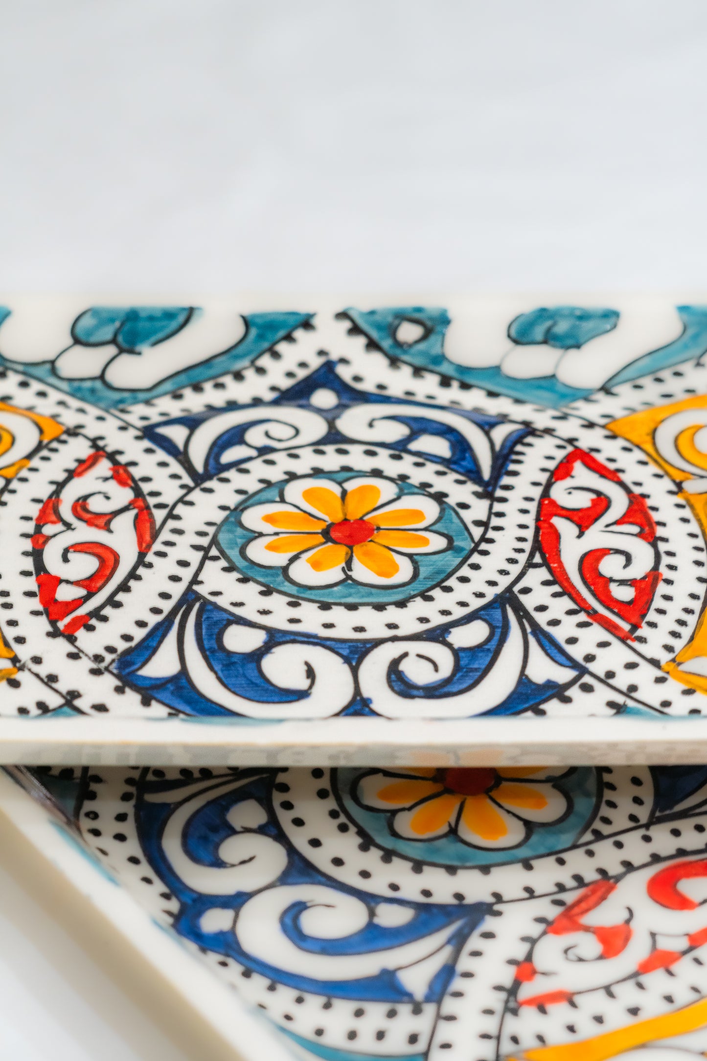 plateau ceramique colore artisanal marocain motifs arabesque