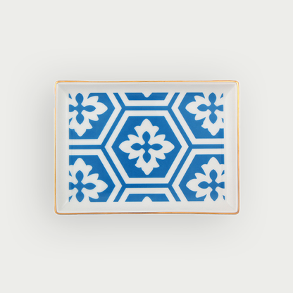 Plateau en porcelaine evoquant lauthenticite du Maroc avec des motifs bleu et blanc et une touche declat dore ideal pour une décoration de maisons cherchant une atmosphere orientale