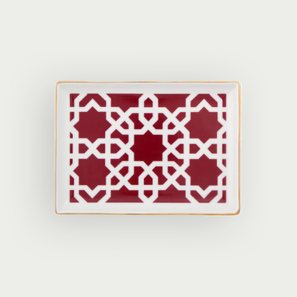 Plateau en porcelaine avec des motifs bordeaux et blancs evoquant lauthenticite et leclat du Maroc