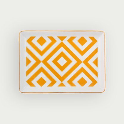 Un plateau a motifs jaune et blanc de la Collection Elegance marocain refletant lauthenticite et leclat du Maroc