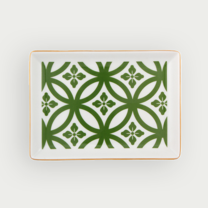 Un plateau en porcelaine de 18cm avec des motifs or evoquant lauthenticite de la decoration marocaine