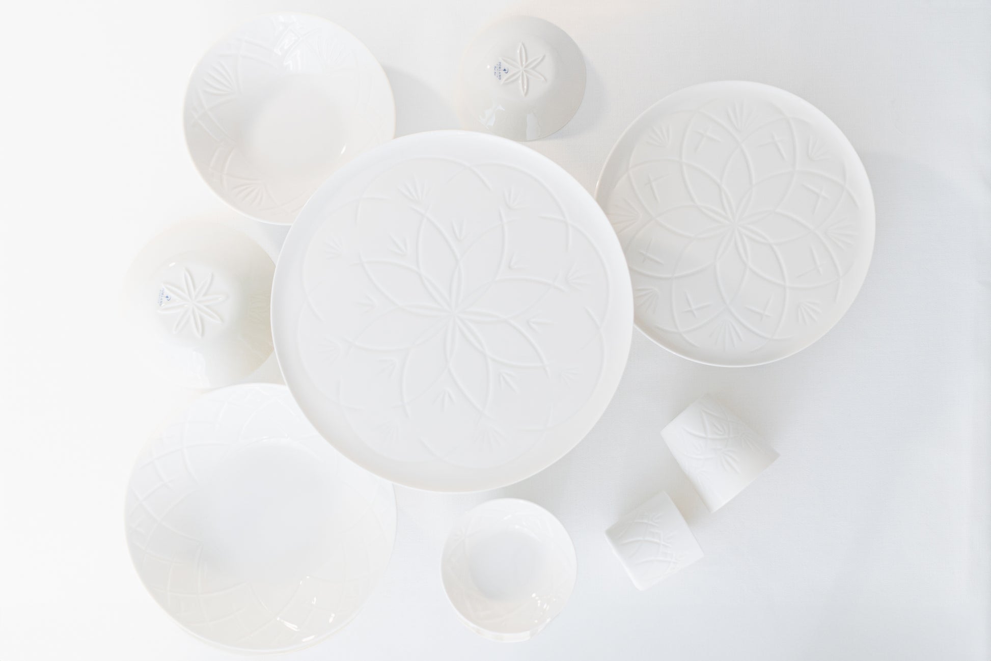 service de table blanc motifs en relief