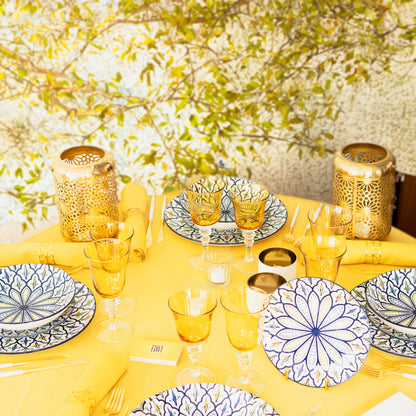 service de table douze personnes avec des motifs géométriques marocain avec un éclat distinctif pour la décoration de maison