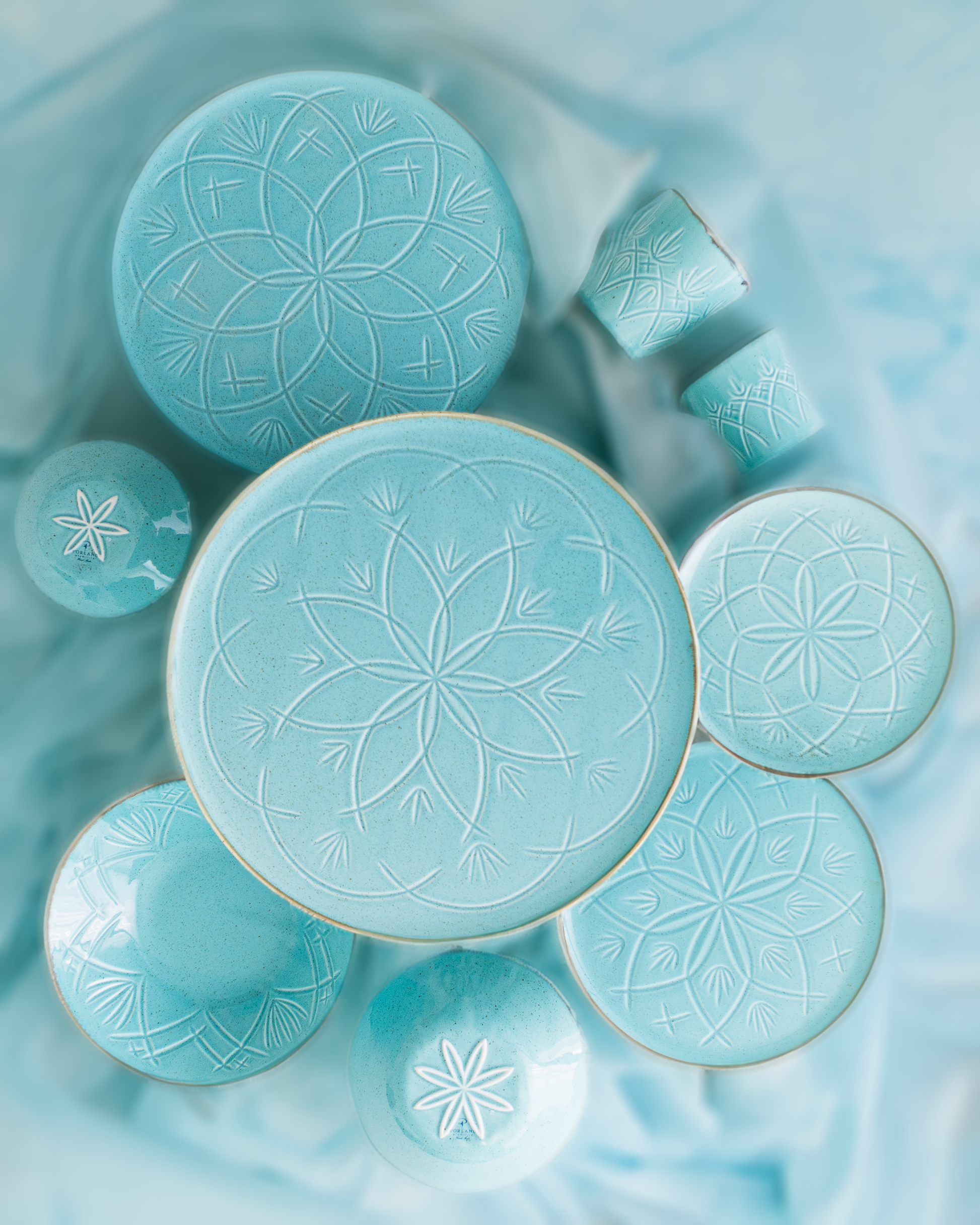 service de table turquoise motifs en relief