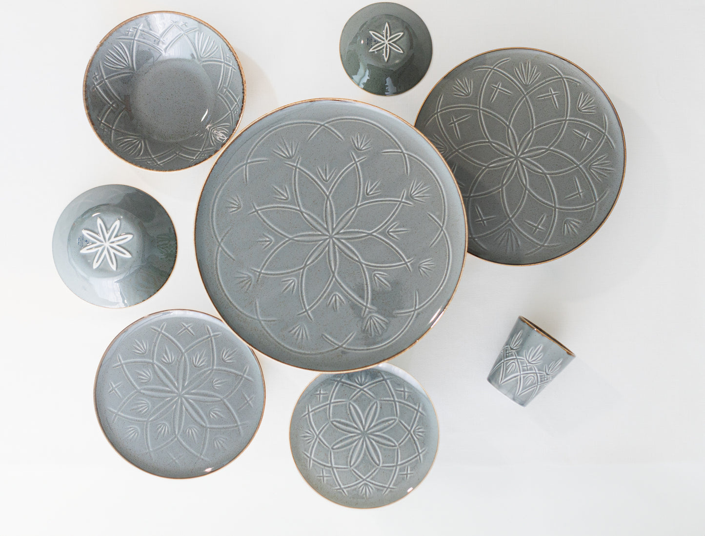 service de table gris motifs en relief marocain