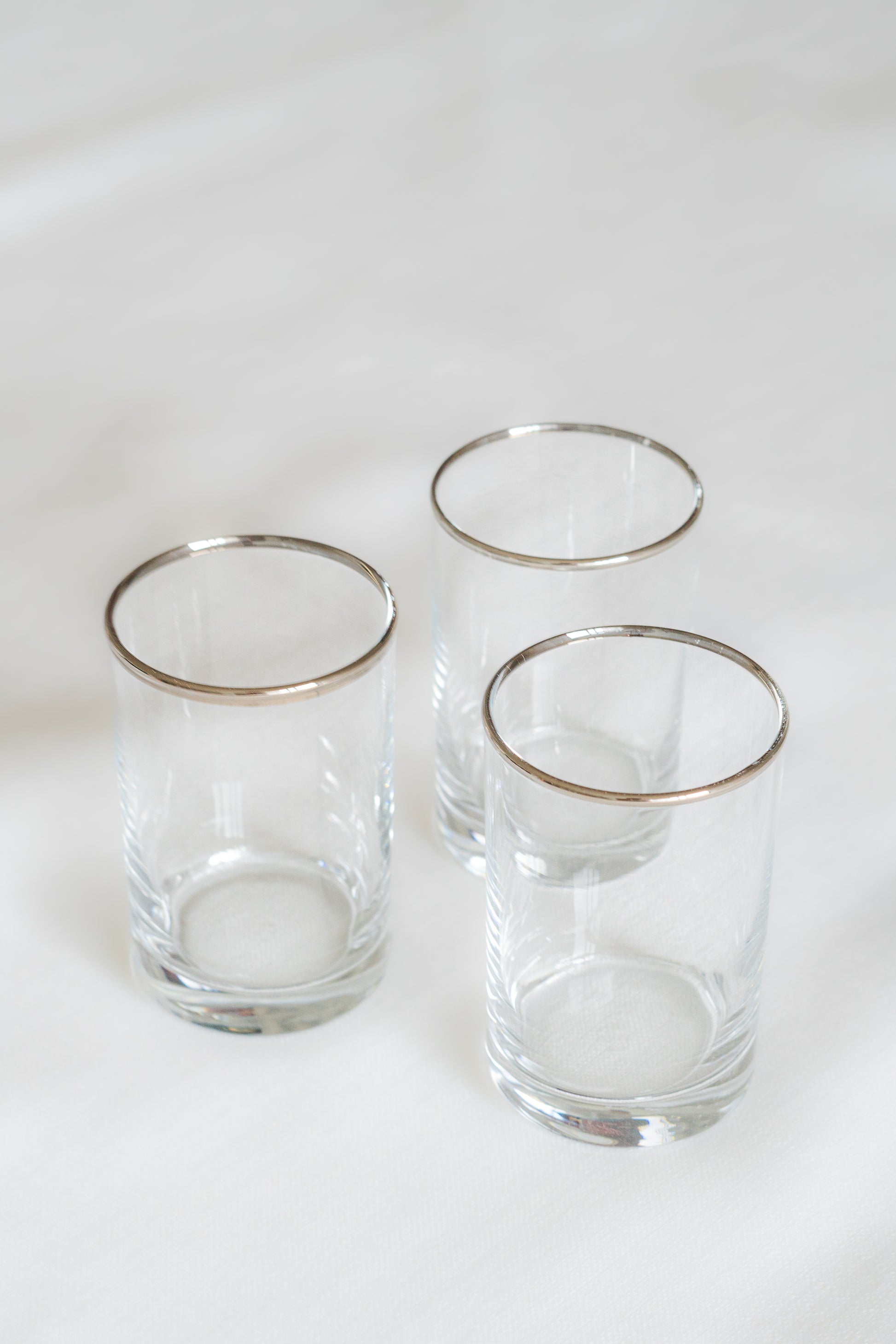 Verres à thé authentiques avec bordure argent pour une atmosphère marocaine élégante.