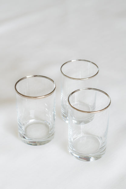 Verres à thé authentiques avec bordure argent pour une atmosphère marocaine élégante.