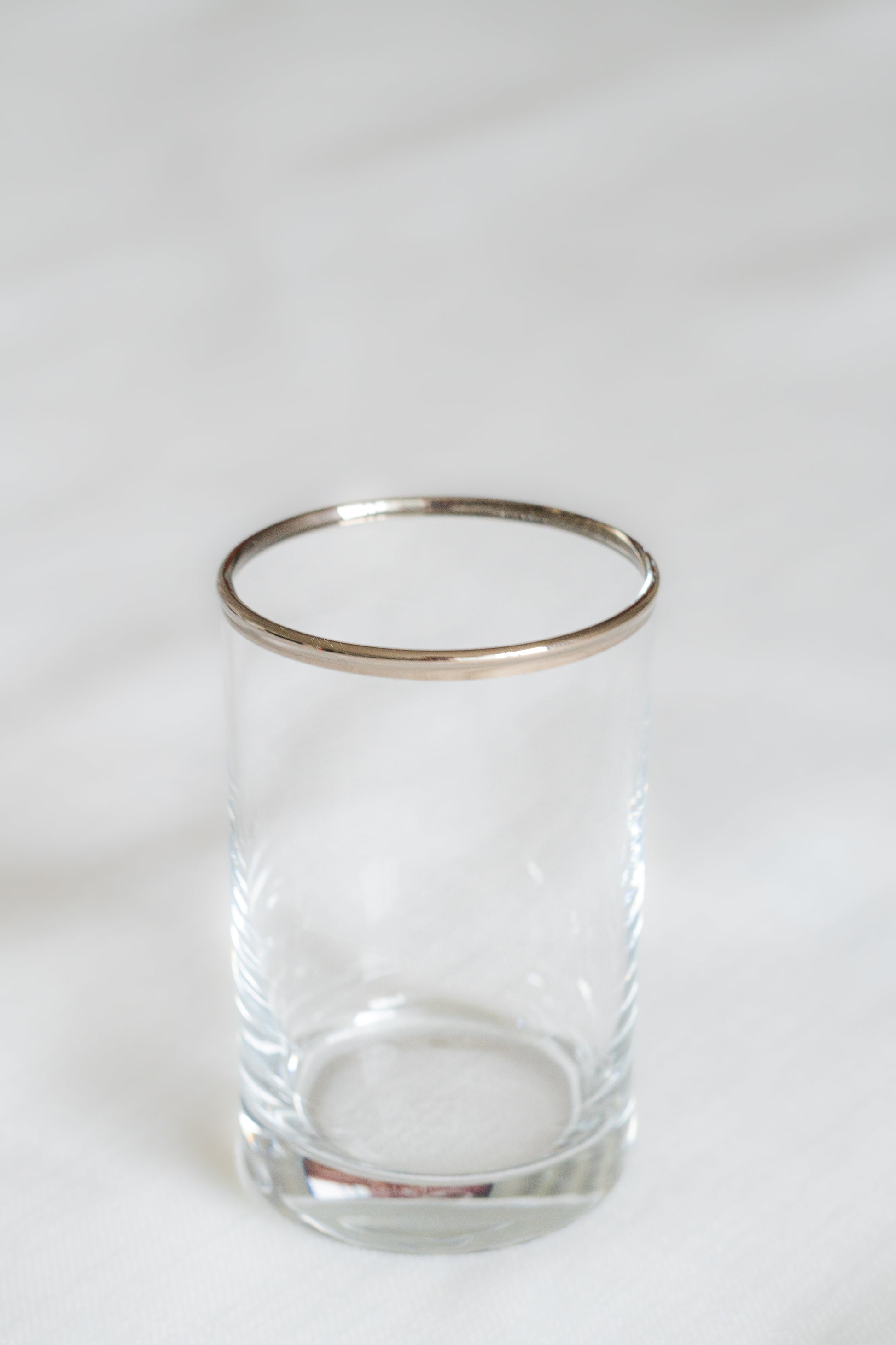 verres à the marocains traditionnels avec bordure argent refletant un eclat cristallin.