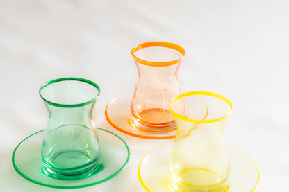 verres a the colores vert jaune orange avec soucoupe assortie