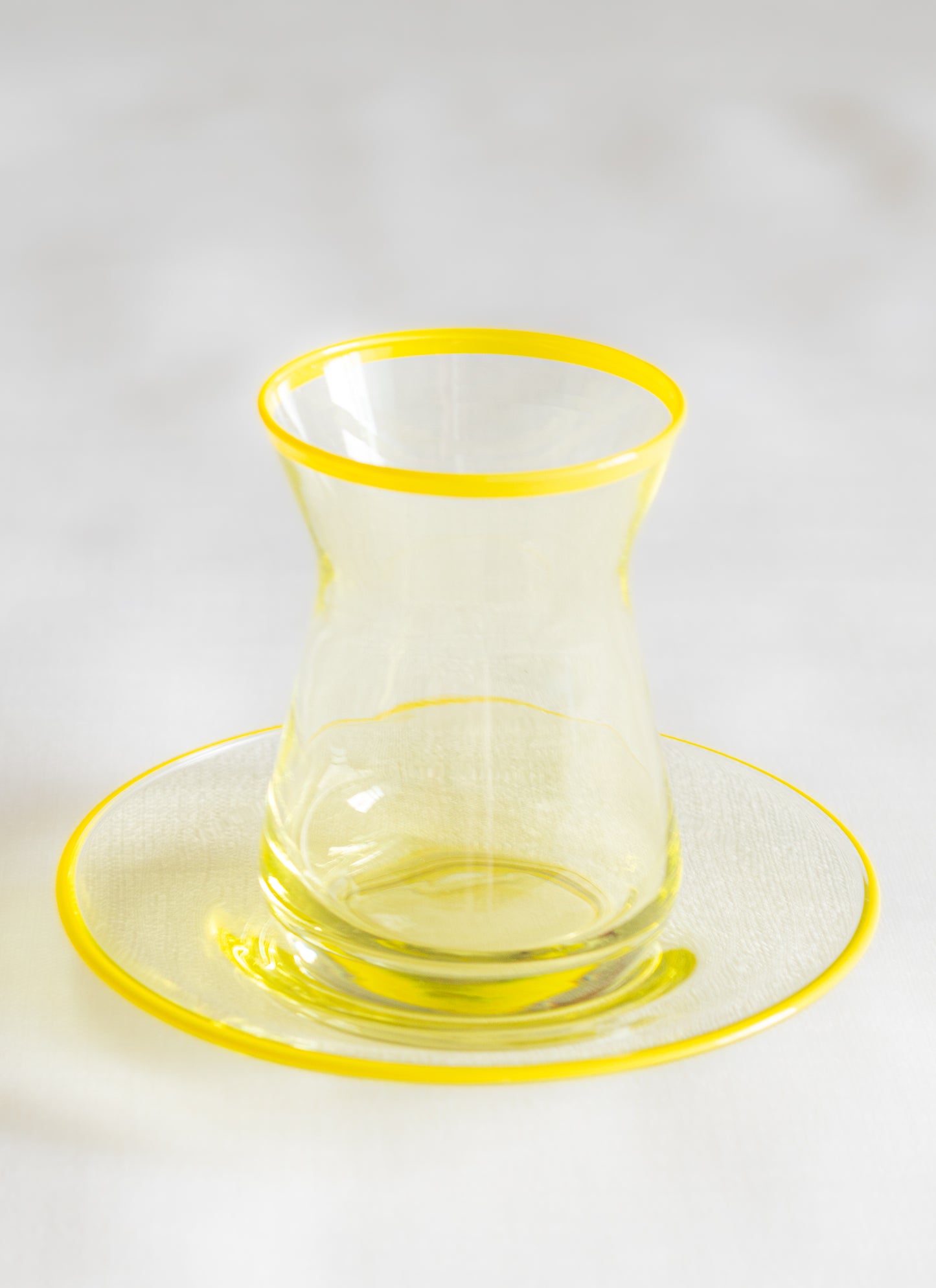 verres a the couleur jaune soucoupe assortie