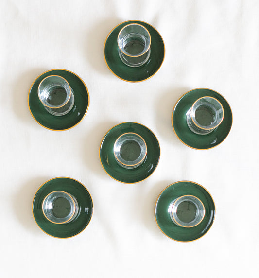 ensemble de verres a the marocains vert avec eclat dore ideal pour la decoration de maisons cherchant une touche dauthenticite