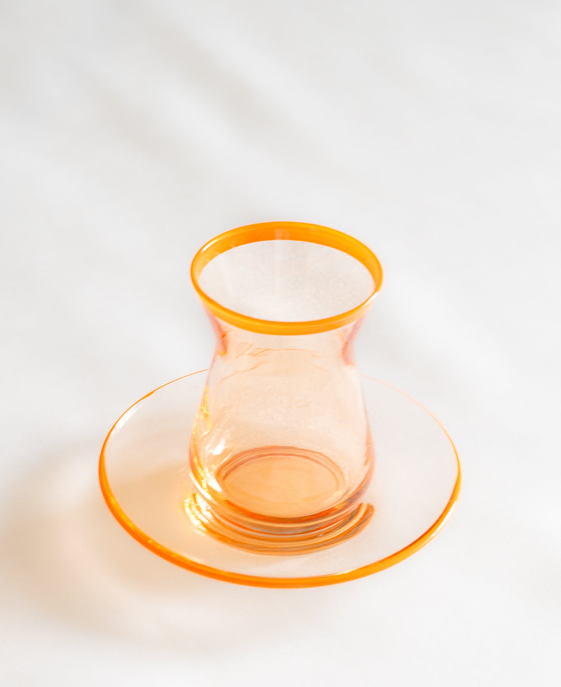 verres a he orange avec soucoupe assortie vert jaune orange